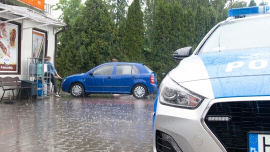 Skoda wjechała w sklep, ford w przyczepkę