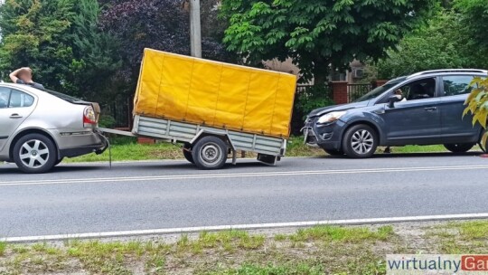 Skoda wjechała w sklep, ford w przyczepkę