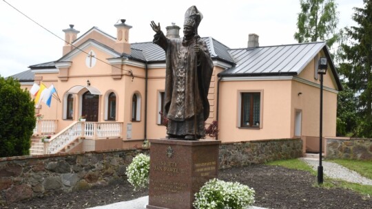 Pomnik Świętego Papieża w Miastkowie Kościelnym