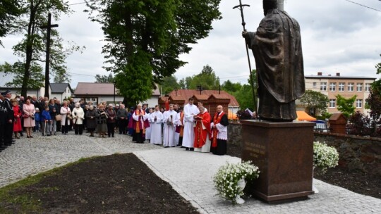 Pomnik Świętego Papieża w Miastkowie Kościelnym