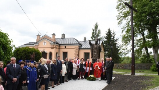 Pomnik Świętego Papieża w Miastkowie Kościelnym