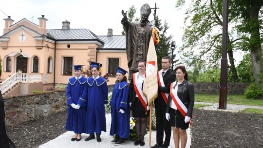 Pomnik Świętego Papieża w Miastkowie Kościelnym