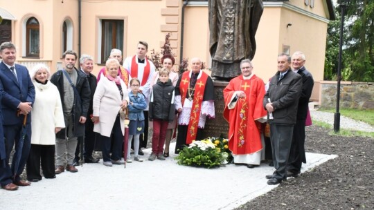 Pomnik Świętego Papieża w Miastkowie Kościelnym