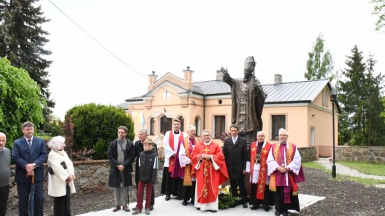 Pomnik Świętego Papieża w Miastkowie Kościelnym