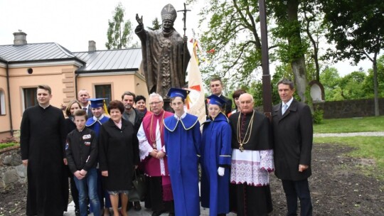 Pomnik Świętego Papieża w Miastkowie Kościelnym