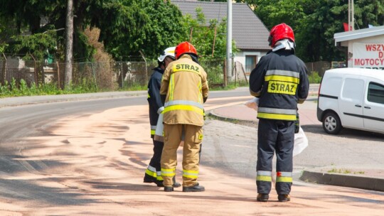 Duża plama oleju. Zablokowana ul. Wyszyńskiego