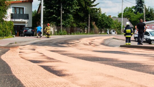 Duża plama oleju. Zablokowana ul. Wyszyńskiego