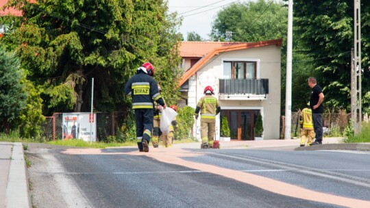 Duża plama oleju. Zablokowana ul. Wyszyńskiego