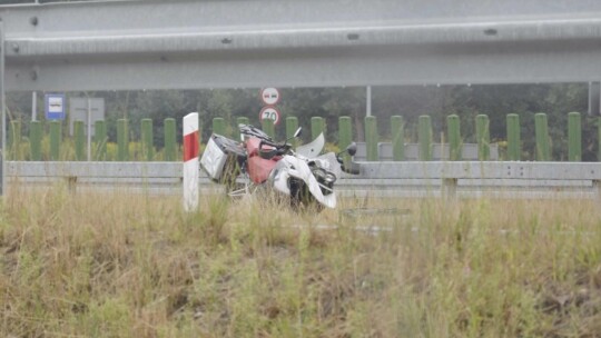 Wjechał motocyklem w barierki na S17