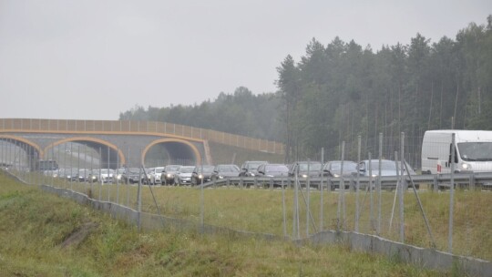 Wjechał motocyklem w barierki na S17