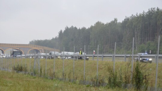 Wjechał motocyklem w barierki na S17