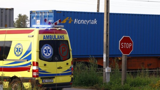 Wjechał pod pociąg towarowy