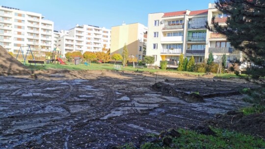 Kolejne zmiany na Romanówce. Powstaje plac zabaw