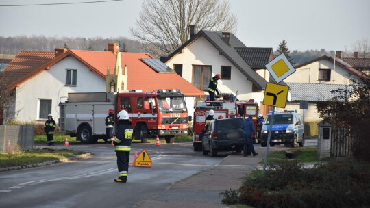 Strażacy jechali na sygnale. Zderzyli się z jeepem