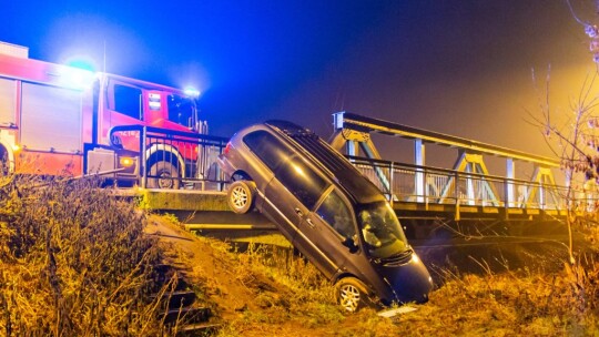 ?Zaparkował? przy moście. Policja szuka właściciela