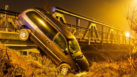 ?Zaparkował? przy moście. Policja szuka właściciela