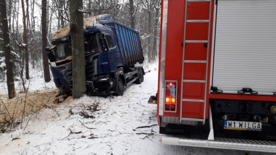 Mijał się z osobówką. Uderzył w drzewo