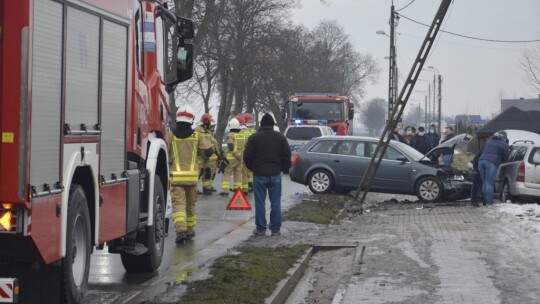 Wypadek na wylotówce. Uszkodzony słup