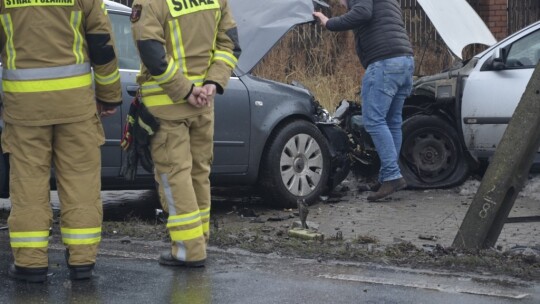 Wypadek na wylotówce. Uszkodzony słup