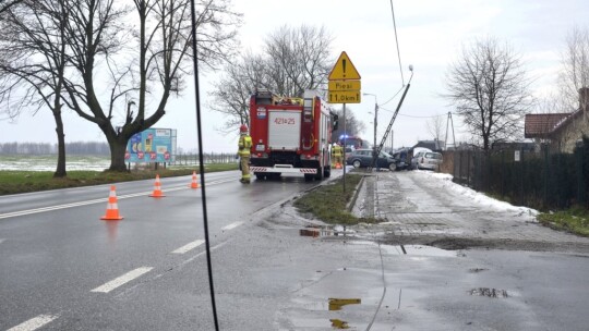 Wypadek na wylotówce. Uszkodzony słup