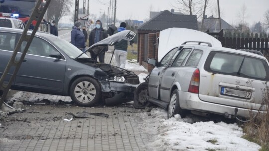 Wypadek na wylotówce. Uszkodzony słup