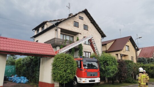 Wichura nad miastem. Zalane ulice i zerwany dach [wideo]