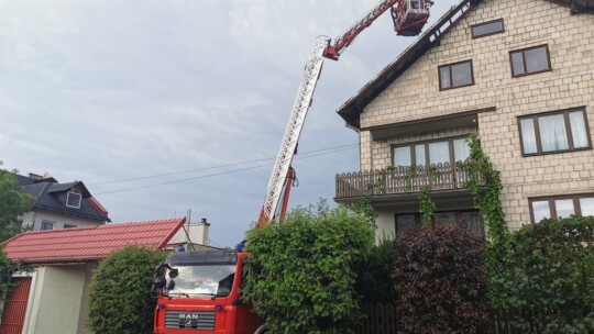 Wichura nad miastem. Zalane ulice i zerwany dach [wideo]