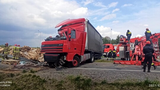 Tir przygniótł osobówkę. S17 zablokowana