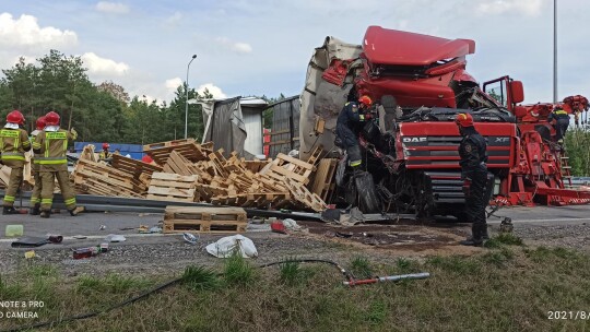 Tir przygniótł osobówkę. S17 zablokowana