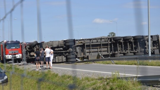 Tir przygniótł osobówkę. S17 zablokowana