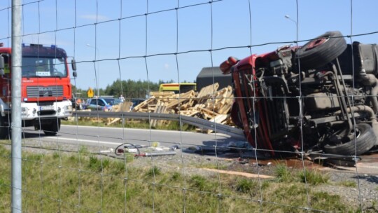 Tir przygniótł osobówkę. S17 zablokowana