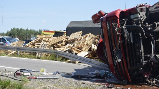 Tir przygniótł osobówkę. S17 zablokowana