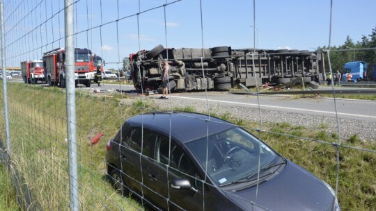 Tir przygniótł osobówkę. S17 zablokowana