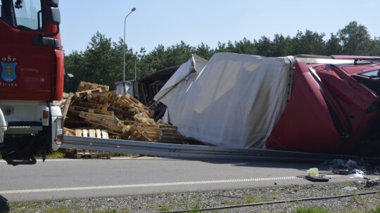 Tir przygniótł osobówkę. S17 zablokowana