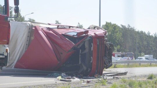 Tir przygniótł osobówkę. S17 zablokowana