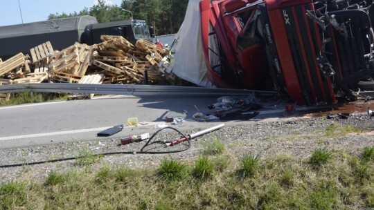 Tir przygniótł osobówkę. S17 zablokowana