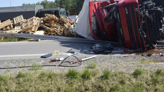 Tir przygniótł osobówkę. S17 zablokowana