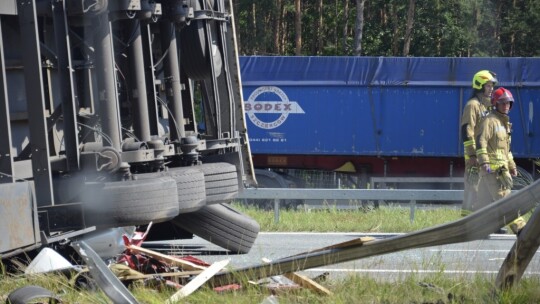 Tir przygniótł osobówkę. S17 zablokowana