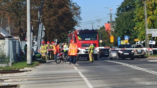 Motorowerzysta wjechał w rogatki