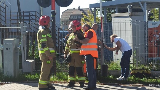 Motorowerzysta wjechał w rogatki