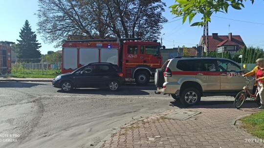 Motorowerzysta wjechał w rogatki