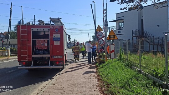 Motorowerzysta wjechał w rogatki