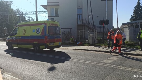 Motorowerzysta wjechał w rogatki