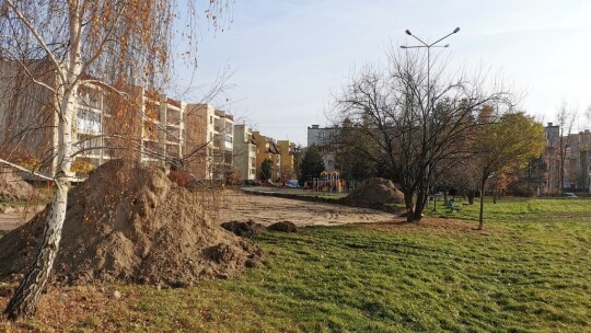 Budując plac zabaw, zniszczyli boisko