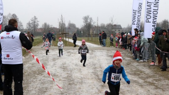 Zimowe bieganie pod znakiem Mikołajowej czapki