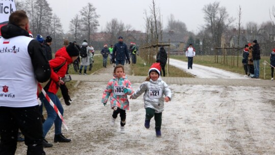 Zimowe bieganie pod znakiem Mikołajowej czapki