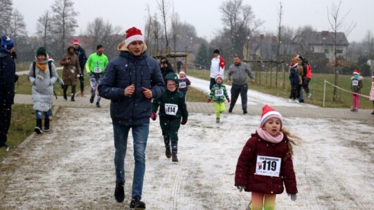 Zimowe bieganie pod znakiem Mikołajowej czapki