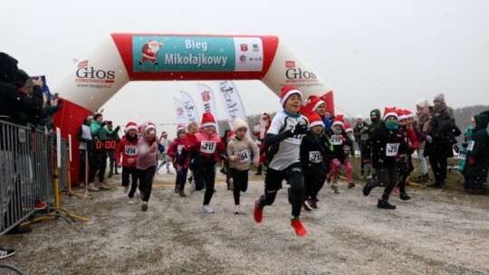 Zimowe bieganie pod znakiem Mikołajowej czapki