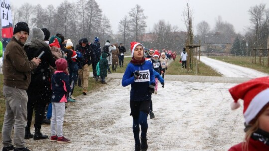 Zimowe bieganie pod znakiem Mikołajowej czapki