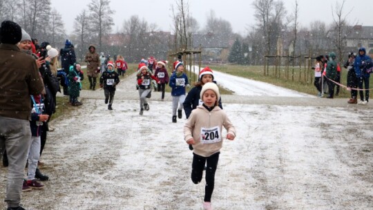 Zimowe bieganie pod znakiem Mikołajowej czapki